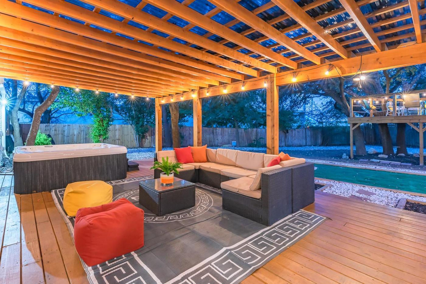Luxurious Home With Hot Tub & Tree Deck By 6Flags San Antonio Extérieur photo