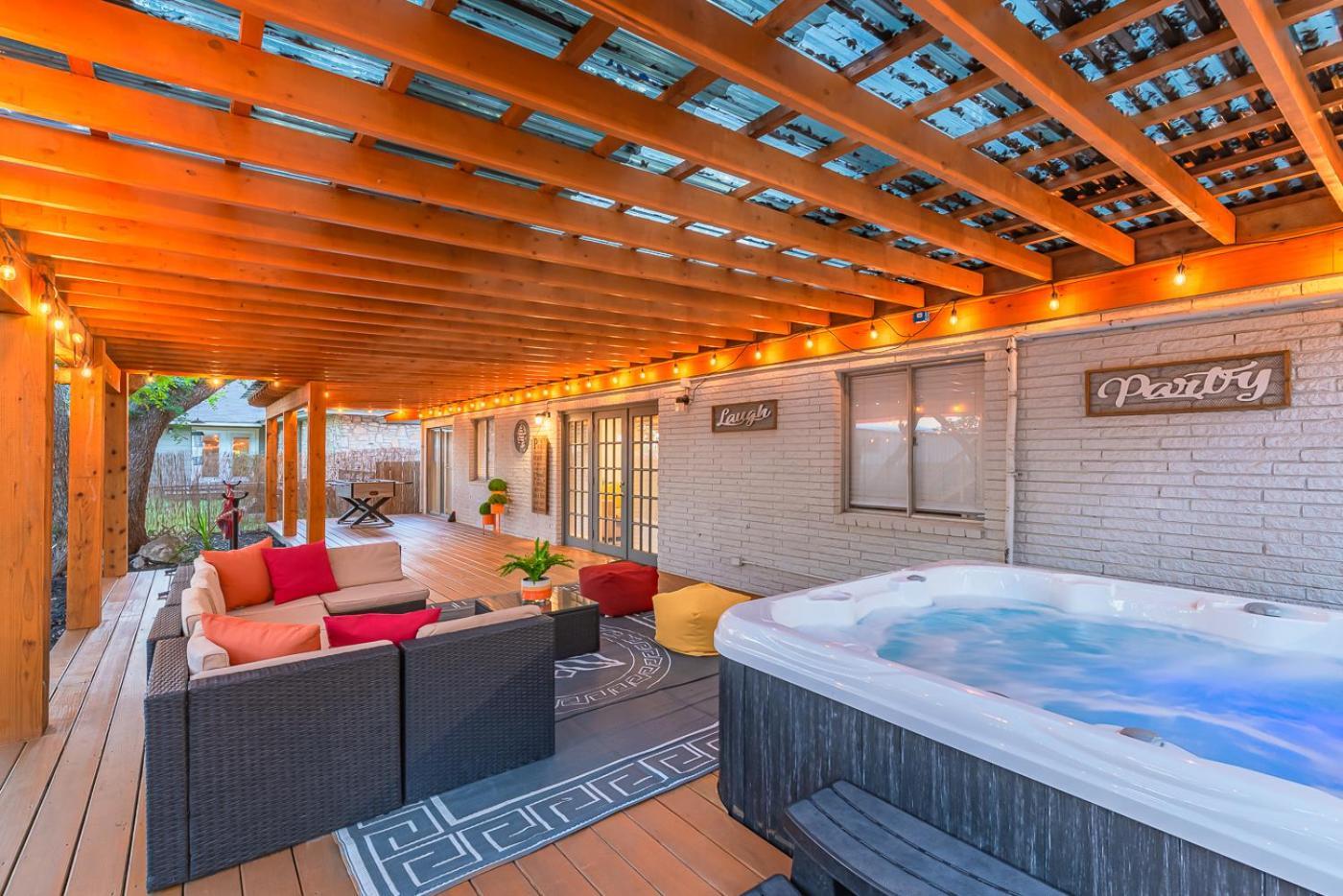 Luxurious Home With Hot Tub & Tree Deck By 6Flags San Antonio Extérieur photo