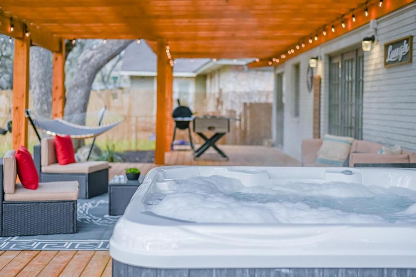 Luxurious Home With Hot Tub & Tree Deck By 6Flags San Antonio Extérieur photo